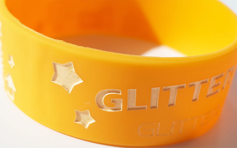 凹み部分にラメ入りリストバンド