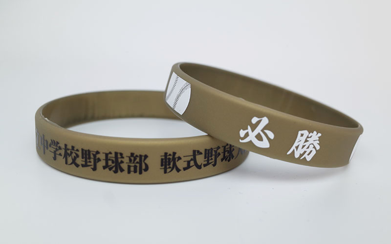 本体金色の野球リストバンド