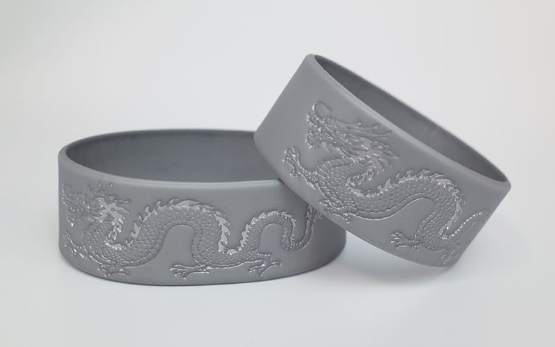 本体と凹み加工銀色のシリコンリストバンド