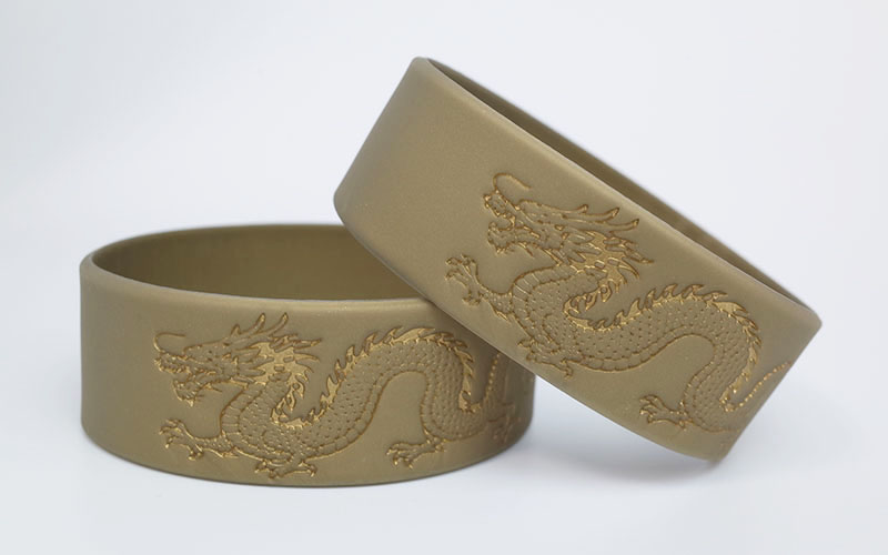 本体金色にデボス加工金色のシリコンリストバンド