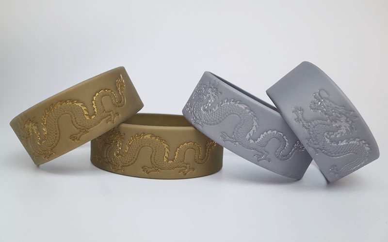 本体金銀、デボス加工金銀色のリストバンド