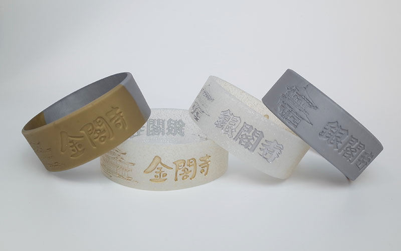 ゴールドとシルバーのラバーバンド