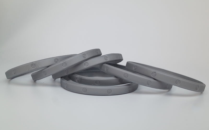 ラバー製シルバーブレスレット