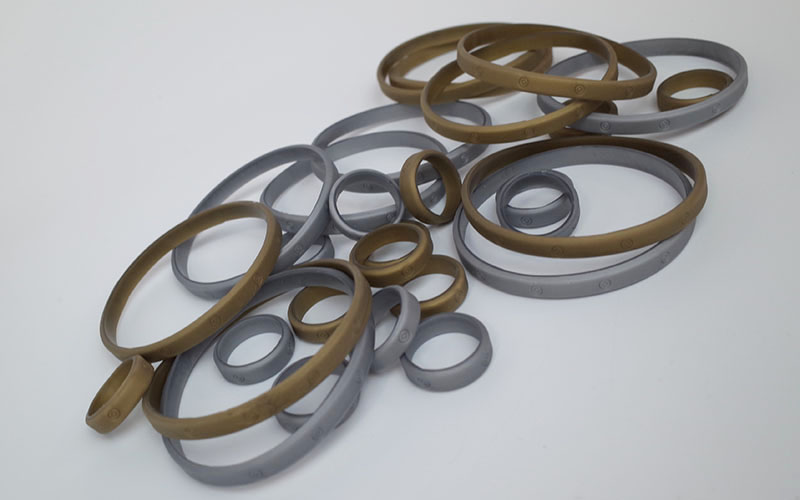 シリコン製のブレスレットと指輪