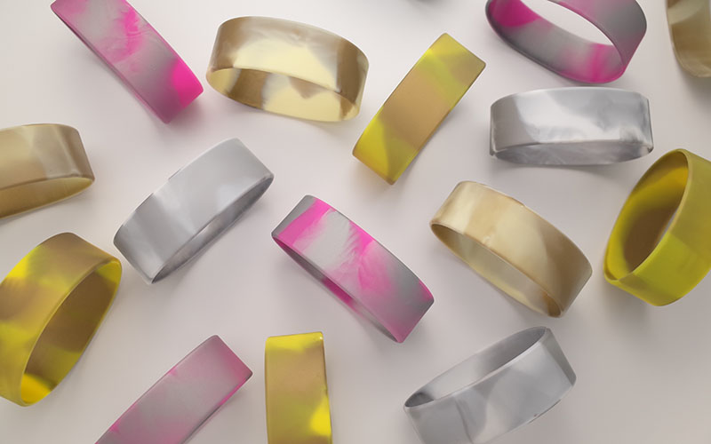 金色、銀色のマーブルリストバンド