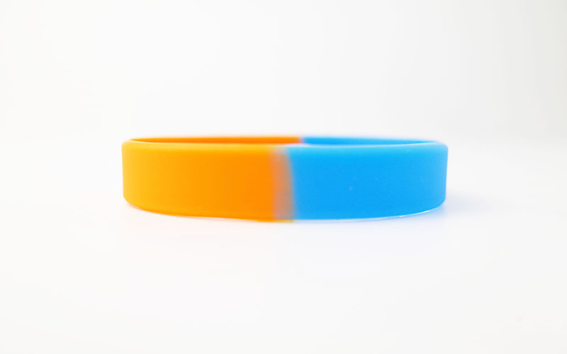 山吹色と水色の色分けリストバンド