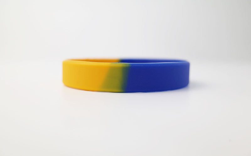 茶色と青のシリコンリストバンド