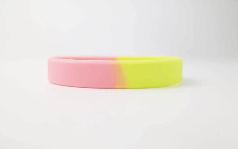 パステルピンクと黄緑のリストバンド