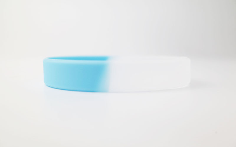 水色と白のリストバンド