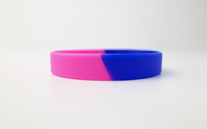 ピンクと紺のツートーンリストバンド