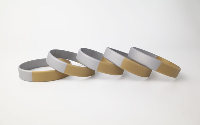 ゴールドとシルバーリストバンド