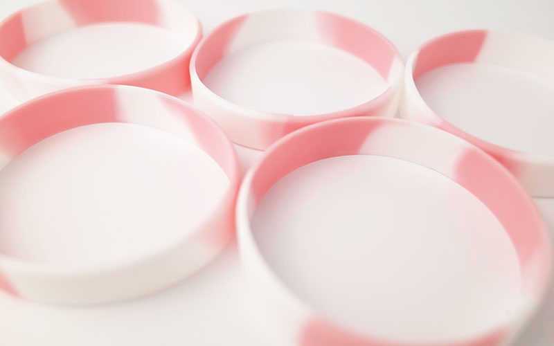 ピンクと白のトーンリストバンド